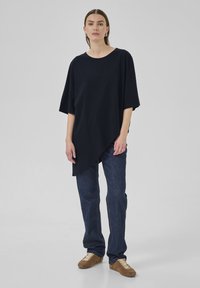 My Essential Wardrobe ASYMETRIC - T-shirt con stampa - black