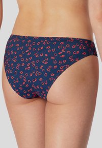 Námořnické bikini spodní díl s červeným květinovým vzorem, střední střih, hladká textury a elastický pas. Standardní zakrytí na zadní straně.
