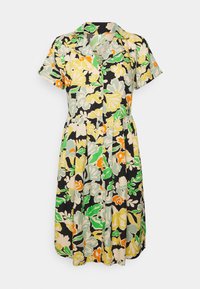 Vestido floral com mangas curtas, base preta, padrão floral vibrante em verde, amarelo, laranja e cinza. Frente abotoada e cintura ajustada.