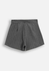 Szare szorty w prążki z wysokim stanem, z pliskami i gładką fakturą. Obszyte brzegi dopełniają szykowny wygląd.