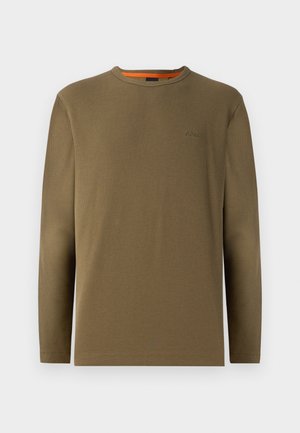 Maglietta a maniche lunghe verde oliva realizzata in tessuto testurizzato, con colletto tondo e dettagli sottili del logo sul petto.