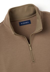 Beige Zip-Up-Sweatshirt mit hohem Kragen, ausgestattet mit einer glatten Textur und einem Reißverschluss in passender Farbe. Etikett: "PIOMBO."