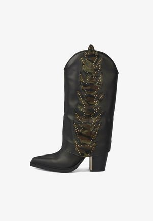 Schwarze Leder-Stiefelette mit einem Camouflage-Muster und goldenen Nieten an der Seite, spitze Zehenpartie und Blockabsatz.