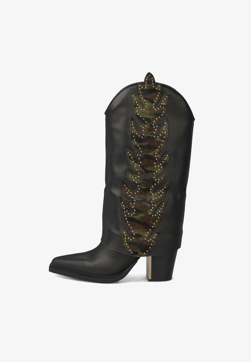 Botín de cuero negro hasta el tobillo con un patrón de camuflaje y tachuelas doradas en el costado, punta afilada y tacón cuadrado.