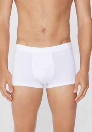 Weiße Boxerbriefs aus weichem Baumwollmaterial, mit guter Passform, elastischem Bund und frontaler Tasche für Unterstützung. Minimalistisches Design.