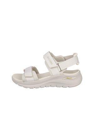 Sandalia blanca Skechers Arch Fit con correas ajustables y suela acolchada diseñada para soporte de arco y comodidad.