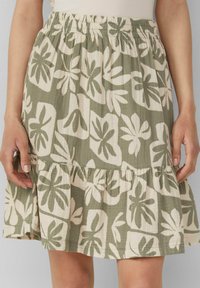 Blumenmuster-Rock aus grünem und cremefarbenem Baumwollstoff. Mit einem elastischen Bund und einem gerafften Saum. Leicht und mit weicher Textur.