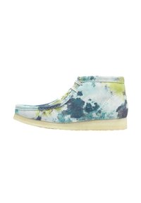Botín de ante multicolor hasta el tobillo que presenta un patrón de tie-dye con tonos de azul, verde y amarillo, y una suela de goma crema.