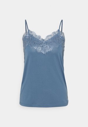 Top camisole blu con delicato bordino in pizzo floreale lungo la scollatura e sottili spalline, su sfondo semplice.