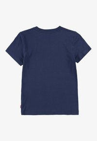Camiseta de algodón azul marino con mangas cortas, cuello redondo y sin gráficos ni patrones visibles. Diseño sencillo y sólido, ajuste relajado.