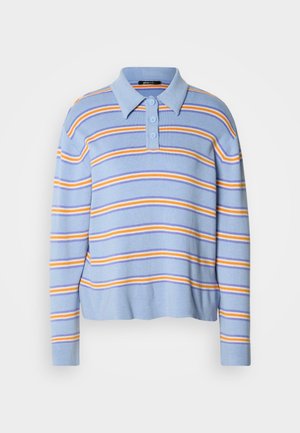 Lys blå stripet polotrøye med tre knapper, med horisontale striper i hvitt, oransje og dyp blå. Myk strikket tekstur.