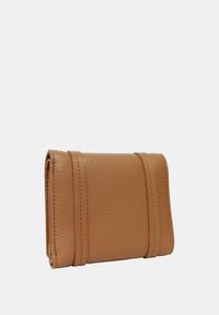 Cartera compacta de cuero marrón claro con dos bandas verticales cosidas en el frente, mostrada cerrada sobre un fondo liso y claro.