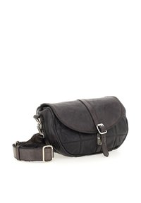 Borsa a tracolla in pelle marrone scuro con chiusura a pattina, tracolla regolabile e accessori in argento. Superficie testurizzata con motivi trapuntati.