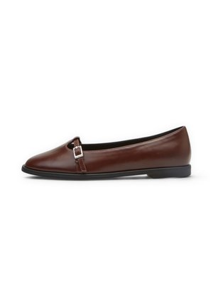 Scarpa bassa in pelle marrone con piccolo cinturino con fibbia argentata e punta arrotondata, mostrata di profilo su sfondo bianco.