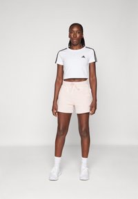 adidas Sportswear ESSENTIALS SMALL LOGO SHORTS - Calções desportivos - sandy pink