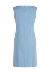 Sukienka bez rękawów o długości do kolan w jasnoniebieskim materiale. Posiada czysty, zaokrąglony dekolt i zamek z tyłu. Gładka tekstura i dopasowany krój.