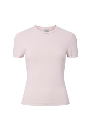 Camiseta ajustada de manga corta color rosa claro con cuello redondo, exhibida sobre un fondo blanco liso.