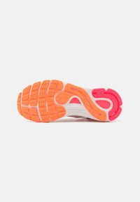 Semelle de chaussure de course en blanc avec des accents orange et rose, présentant un motif de semelle texturé pour une adhérence et une flexibilité.