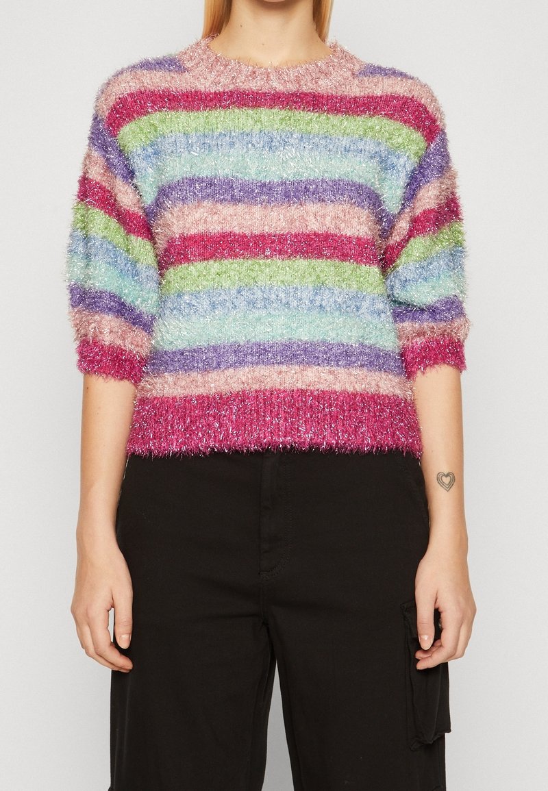 Wollen trui met horizontale strepen in roze, groen, blauw en paarse tinten. Korte mouwen en geribbelde zoom met een zachte textuur.