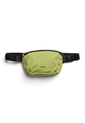 Marsupio in tessuto verde lime con una texture liscia, dotato di una cerniera frontale, tracolla nera regolabile e logo discreto al centro.