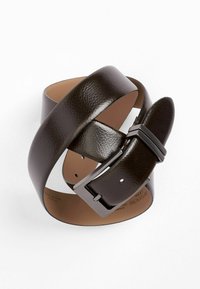 Cinturón de cuero marrón oscuro con una superficie texturizada, presenta una hebilla de metal plateado y un forro interior liso, enrollado en un diseño superpuesto.