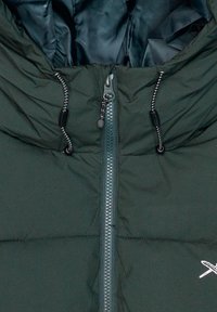 Giacca puffer verde scuro con zip frontale, cappuccio regolabile con cordino e logo sulla parte superiore sinistra. Tessuto liscio con texture trapuntata.