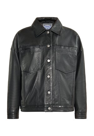 Fekete bőrkabát gombos elülső résszel, hegyes gallérral és két mellzsebbel. Simás textúrával és fém díszítésekkel rendelkezik.