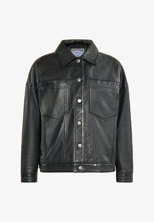 Fekete bőrkabát gombos elülső résszel, hegyes gallérral és két mellzsebbel. Simás textúrával és fém díszítésekkel rendelkezik.