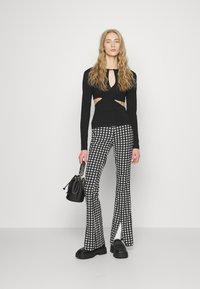 Weekday PLENTY CUT OUT LONG SLEEVE - Camisola de manga comprida - black