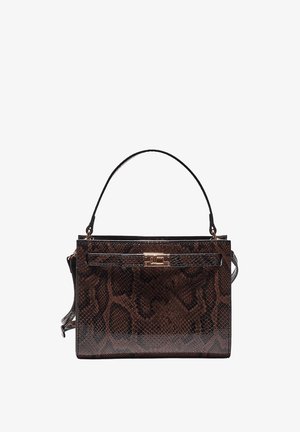 Handtasche aus braunem und schwarzem Schlangenleder mit strukturiertem Design, goldener Hardware-Verschluss, kurzem Griff und abnehmbarem Schulterriemen.