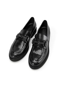 Zwarte loafers met een reptieltextuur, met een gladde, ronde neus en een zwarte banddetail. Vlakke zool met een lichte verhoging.
