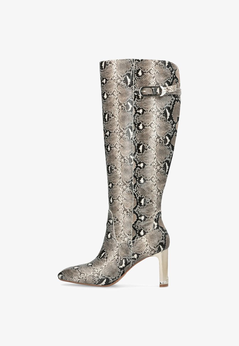 Ceļgala augstuma zābaki ar čūsku rakstu bēšā un melnā krāsā, ar taisnu purngalu, sudraba toni papēdi un sānu sprādzi.