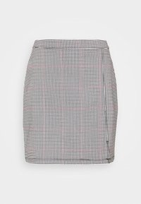 Černobílá kostkovaná mini sukně s rovnou siluetou, hladkou texturou a skrytým bočním zipem. Vyznačuje se čistým lemem.