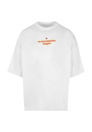 Bialais oversize T-krekls ar izdrukātu logotipu "watermelon sugar" sarkanā un dzeltenā krāsā, īsām piedurknēm, klasiskā apaļā kakla izgriezumā, izgatavots no kokvilnas materiāla.