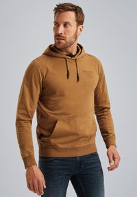 Sudadera de algodón marrón con un bolsillo frontal, capucha con cordón y logo impreso en el pecho. Puños y dobladillo acanalados completan el diseño.