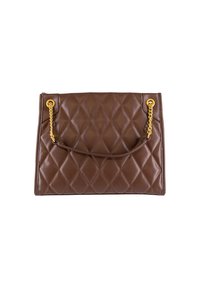 Borsa a tracolla marrone trapuntata con una superficie liscia, dotata di una catenella con accessori in oro e chiusura a patta. Motivo a rombi diagonale sulla superficie.