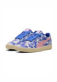 Zapatillas deportivas de patrón azul y blanco con acentos en rosa, que cuentan con una suela de goma texturizada y cordones planos azules. Logo de Puma en el lateral.