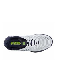 Scarpa da ginnastica K-Swiss con tomaia in rete bianca, accenti blu navy, logo verde e suola testurizzata. Presenta un design minimalista e lacci.