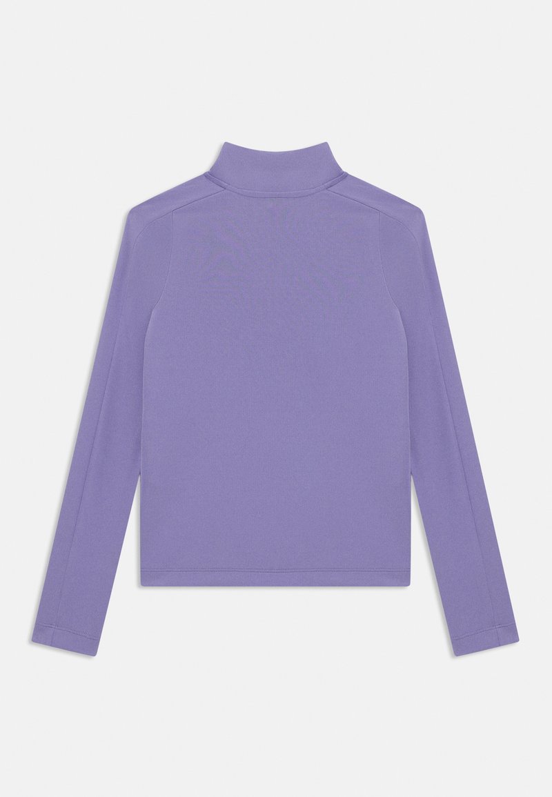 Top de manga larga y cuello alto en púrpura claro, hecho de una tela suave. Cuenta con un diseño ajustado, costuras planas y sin cierres visibles.