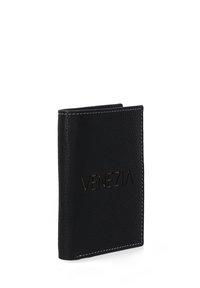 Zwart leren portemonnee met een gestructureerd oppervlak en witte stiksels. De voorkant heeft de embossed tekst "VENEZIA." Compact vierkant ontwerp.