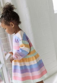 Gestreiftes Kleid in Pastellfarben (Rosa, Lavendel, Gelb, Minze) mit langen Ärmeln; elastischer Taillenbund; weicher Stoff; geraffter Rock.