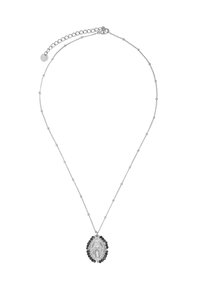 Silberne Kettenhalskette mit einem ovalen Anhänger, der ein Reliefdesign und schwarze Perlenakzente aufweist, verstellbare Länge mit einem Verschluss.