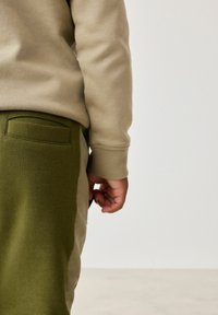 Baker by Ted Baker JOGGERS SET REGULAR FIT - Pikkade varrukatega topp - khaki green