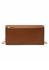 Portefeuille en cuir marron avec fermeture à glissière, présentant une texture lisse, une bandoulière en chaîne dorée et un logo "FOSSIL" embossé.