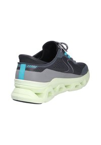 Sport-Schuhe mit einem atmungsaktiven Mesh-Obermaterial in Dunkelgrau und türkisen Akzenten, ausgestattet mit einer strukturierten Zwischensohle in Hellgrün und ausgeprägter Dämpfung.