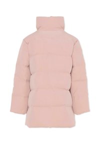 Veste doudoune rose avec un col haut, des coutures horizontales et une texture lisse et brillante. Présente une coupe décontractée et aucun matériel visible.