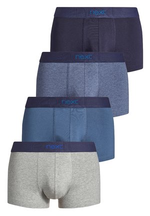 Set aus vier Paar Herren-Boxershorts in Marineblau, Blau, Hellblau und Grau. Jede Shorts hat einen Marineblauen Bund mit dem blauen "next"-Logo.