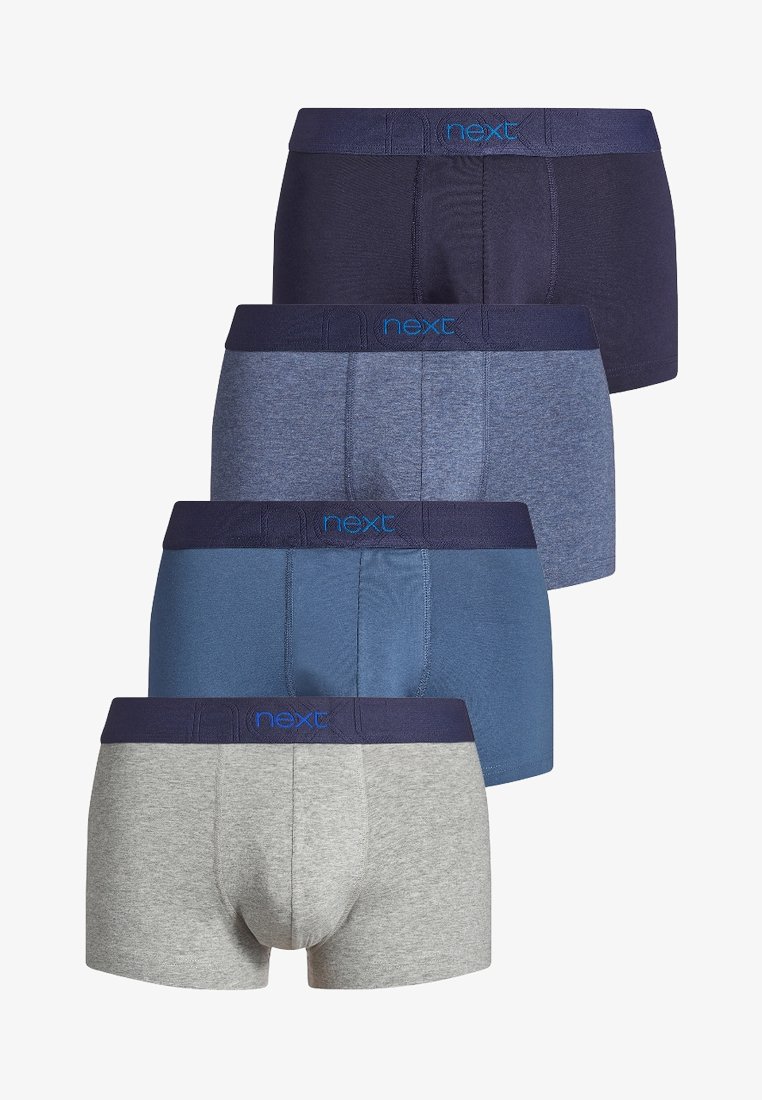 Set de patru perechi de boxeri pentru bărbați în nuanțe de navy, albastru, albastru deschis și gri. Fiecare pereche are un elastic de talie navy cu logo-ul albastru "next".