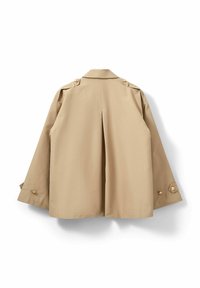 Beige trenchcoat med klassisk krave, bagplissé og store knapper på ærmerne. Fremstillet af et glat, let stof.