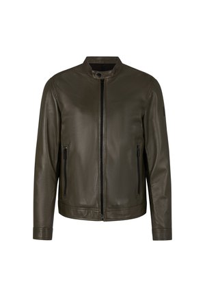 Veste en cuir vert olive avec un col haut, fermeture éclair à l'avant et deux poches zippées. Texture lisse, design minimaliste, silhouette ajustée.